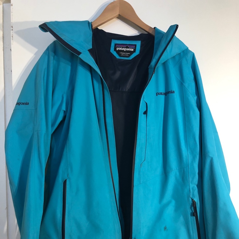 Patagonia outer shell perfect for skiing